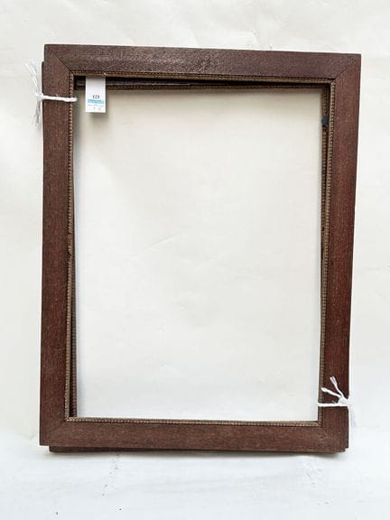 一对筷子 20 世纪早期（46 x 34 x 4 厘米）
一对扁平木筷，镀金凹槽上饰有 "Rais 