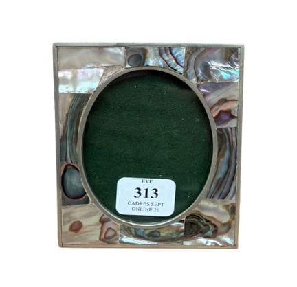 相框 墨西哥 20世纪（6 × 4.5 × 1.5 厘米）
椭圆形透视相框，由黄铜制成，镶有珍珠母。