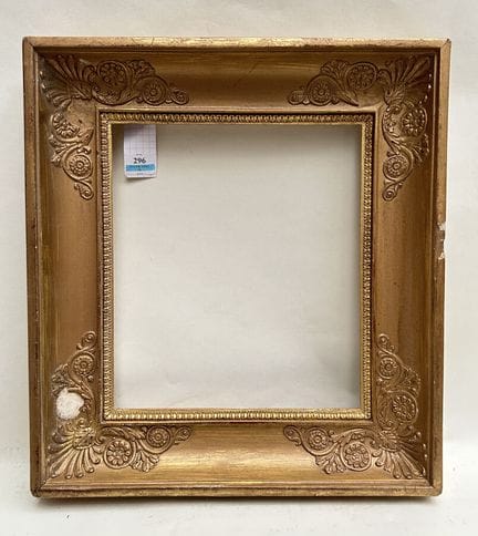 木框 修复时期（21.5 x 18.5 x 5 厘米）
木框和红色镀金浆糊，饰有棕榈叶和花卉卷轴。 