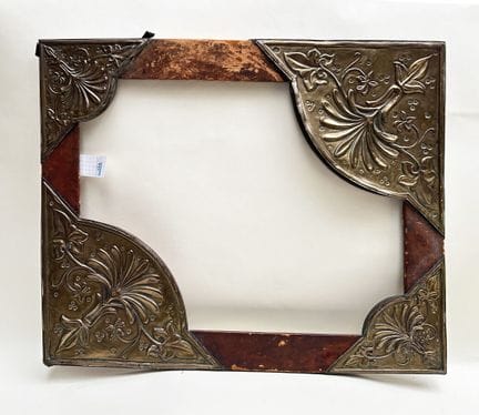 画框 20 世纪早期（39.5 x 29.5 x 4.5 厘米）
木质画框，立柱上覆有棕色印花布，四