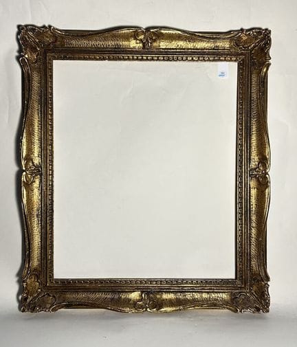 20 世纪 镜框（57.5 x 49 x 8 厘米）
雕刻鎏金模制木框，采用罗凯尔风格。路易十五风格
