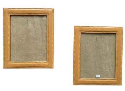 一对20世纪相框（27 x 21.5 x 4 厘米）
一对带浮雕纹饰的木质相框，内衬浅棕色皮革。
2