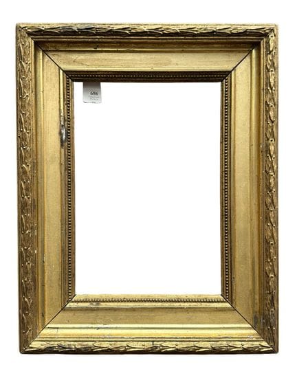 20世纪初的画框（26 x 18 x 7 厘米）
木质画框，表面镀金，饰有珍珠和月桂叶卷草纹。
26