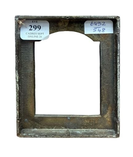 20世纪初的相框（7 × 5 × 1.5 厘米）
小型拱形透视相框，由镀金青铜制成，饰有新拜占庭风格
