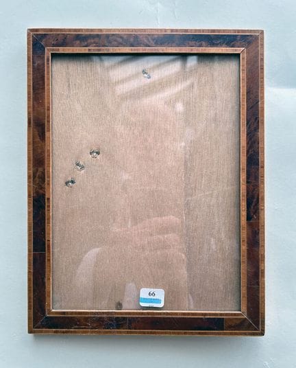 20 世纪 相框（23 x 17 x 2.3 厘米）
木质相框，红木饰面，浅色木片。
23 x 17