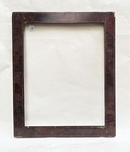 画框 19 世纪晚期（55 x 43 x 6 厘米）
木质和桃花心木饰面的扁平轮廓画框，饰有浅色木片