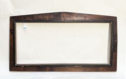框架 20 世纪早期（63.5 x 28 x 8 厘米）
弧形花饰框架，木质经过锈蚀和熏黑处理，反面