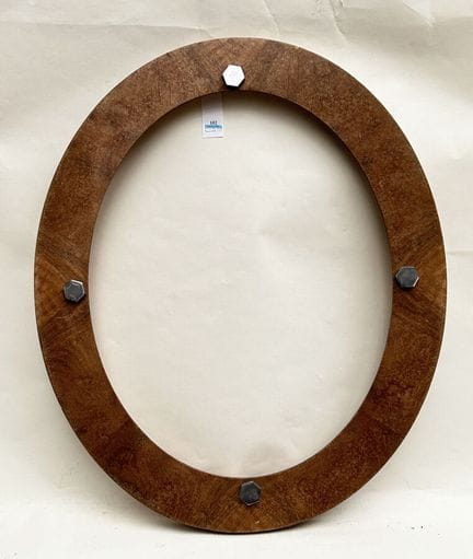 20 世纪 相框（48 x 38 x 7 厘米）
木模和木皮椭圆形画框，饰有坚果。
48 x 38 