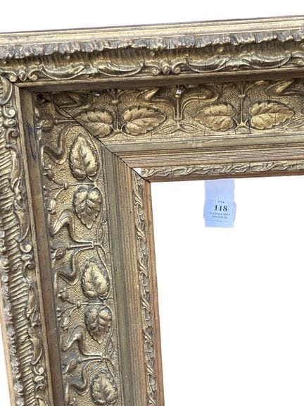 约1900年的画框  48.5 x 39 x 10 厘米
木质画框，表面镀金，饰有叶片、罂粟花和波浪