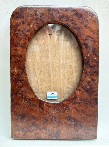 20 世纪 相框（16 x 11.5 x 8 厘米）
椭圆形胡桃木相框。
16 x 11.5 x 8