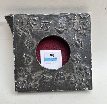 新艺术相框，20 世纪早期（4.5 x 3 厘米）
木质圆景相框，覆盖锡叶，压印有树叶和花朵。
4.