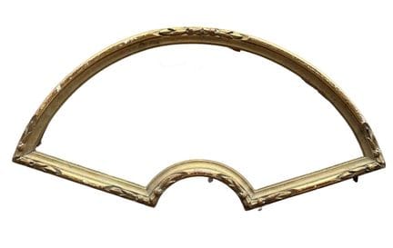 19世纪末画框（48 x 19 x 2.5 厘米）
扇形木制画框，饰有浮雕和镀金装饰，图案为月桂叶与