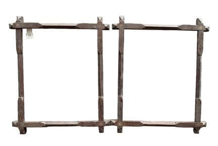 20世纪初的画框（28.5 × 23 × 2 厘米）
一对带有做旧效果的雕花木框。
28.5 × 2