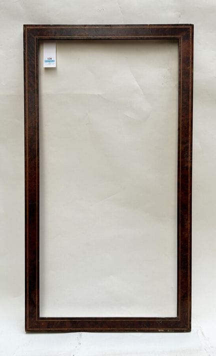 烛台 20 世纪（60 x 30 x 3.5 厘米）
贴面的扁平筷子，带浅色木片。
60 x 30 