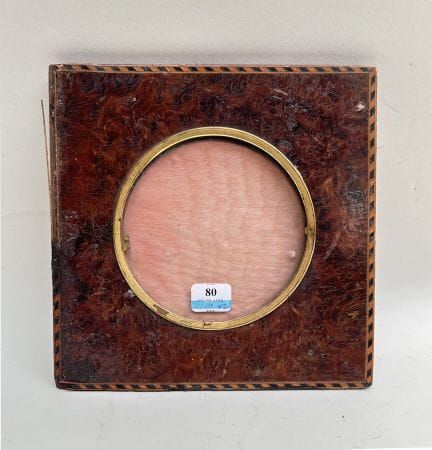 一套两个二十世纪相框（12 x 8 x 4 厘米和 10 x 4 厘米）
一套两个相框，一个是圆形，