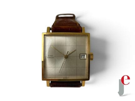 GIRARD PERREGAUX 
男士腕表，方形镀金金属表壳，银色网格状表盘，3点钟位置设日期窗，