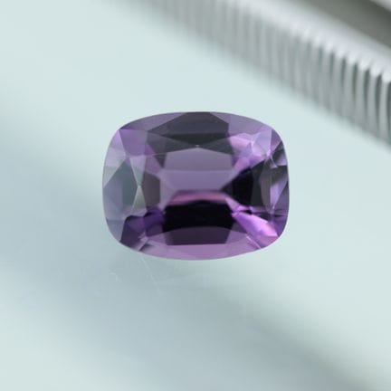 AMATISTA VIOLETA CON REFLEJOS ROSADOS de 4,49 ct, 