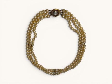 CHOCKER COMPOSÉ D'UN TRIPLE RANG de perles de cult
