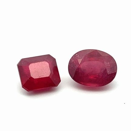 LOT DE DEUX RUBIS TRAITÉS l'un de forme ovale de 2