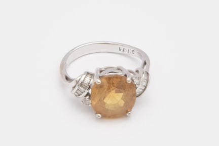 BAGUE en or blanc, ornée d'un Saphir jaune TRAITE 