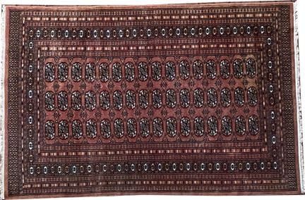 BOUKHARA.Tapis en laine, très finement noué à la m