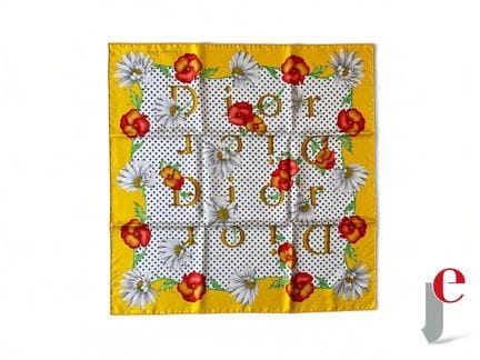 CHRISTIAN DIOR
Foulard en soie à motif floral et p