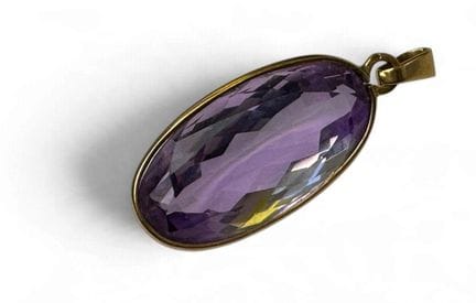 PENDENTIF ORNÉ D'UNE AMÉTHYSTE ALLONGÉE naturelle 