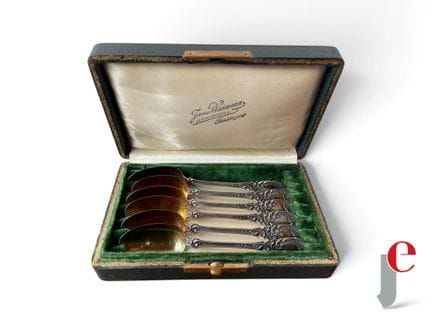 SET di 6 cucchiaini in argento 800/1000
Peso: 75 g