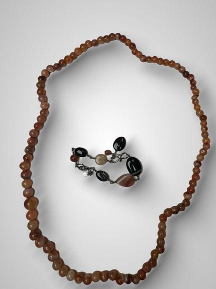COLLIER ET BRACELET en cornaline et onyx rubanné s