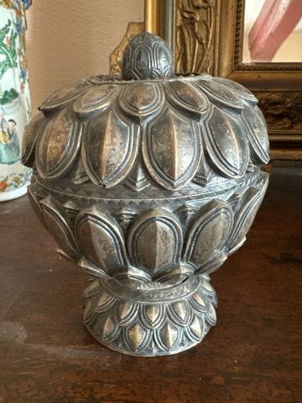 VIETNAM. 
Scatola da betel in argento con decorazi