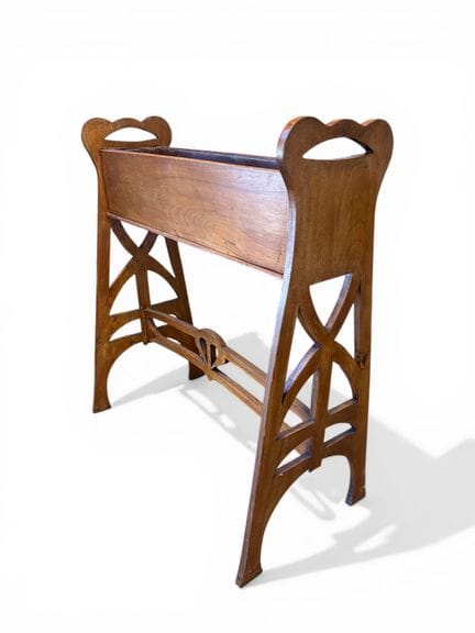 JARDINIÈRE en bois et intérieur en zinc, à décor n