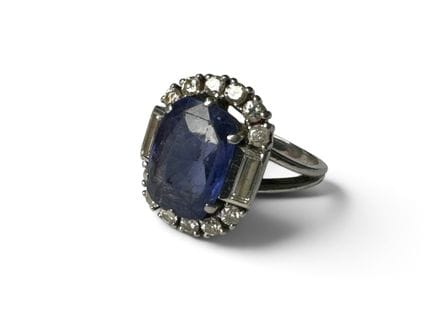 BAGUE en platine ornée de diamants et d'un saphir 