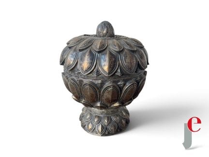 VIETNAM. 
Caja de betel de plata decorada con péta