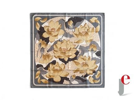 HERMÈS PARIS
CARRÉ DE SOIE Fleurs de Lotus (en bon