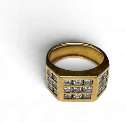 CHEVALIÈRE en or jaune 18k (750 millièmes) ornée d