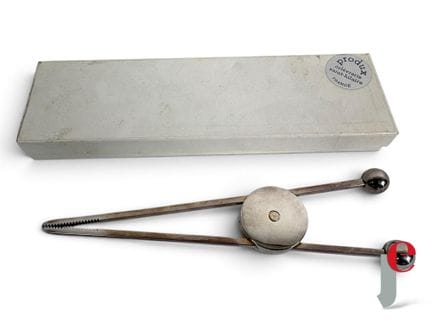 JACQUES ADNET (1900-1984). 
Pinza per lo zucchero 