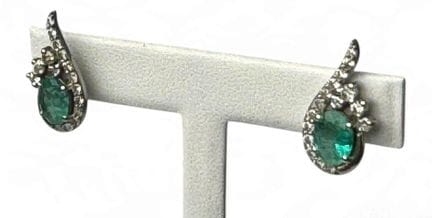 BOUCLES D'OREILLES ÉMERAUDE ET DIAMANTS sur or bla