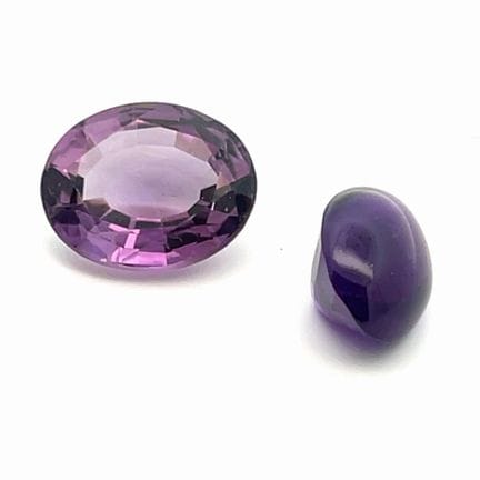 DEUX GRANDES AMETHYSTES ovales dont une de couleur