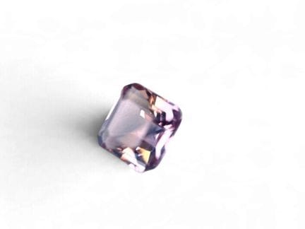 AMÉTRINE. 
La douceur de cette amétrine mauve sur 