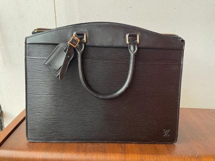 LOUIS VUITTON
Sac en cuir noir
