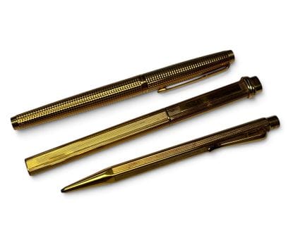 LOT de stylos plaqué or : 
- deux stylos bille Car