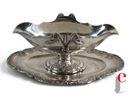 SALSIERA in argento (Minerva) con stemma.
Peso: 57