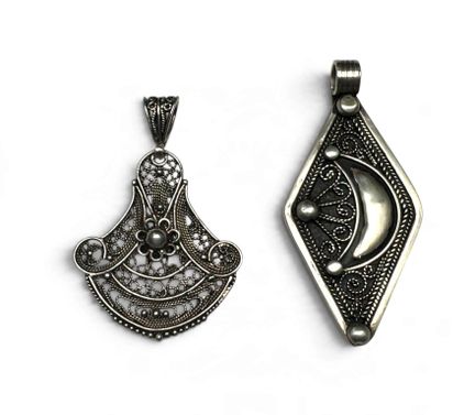 LOT de deux pendentifs en argent décorés par la te