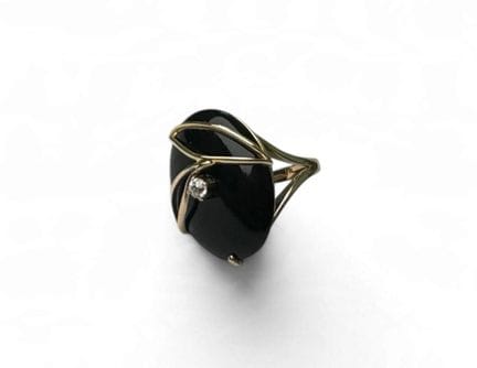 BAGUE ORNÉE D'UN CABOCHON D'ONYX surligné de fils 