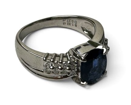 BAGUE ORNÉE D'UN SAPHIR BLEU naturel chauffé de 1,