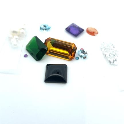 LOT DE PIERRES dont des cubic zirconia incolores, 