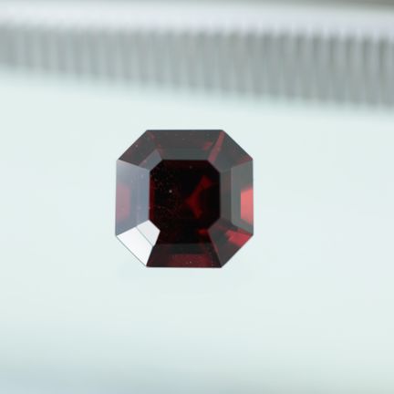 2.96 ct. GRENAT ROJO OSCURO CON TIBURONES DE ROJO 
