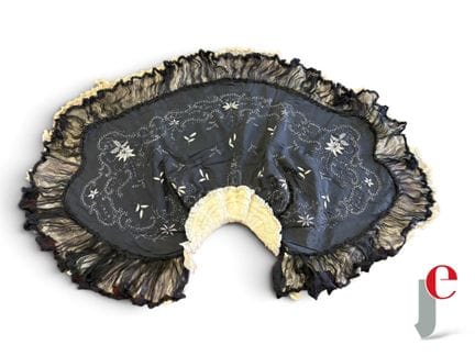 CAPE EN SOIE, DENTELLE et PERLES.  
Cape ornée de 