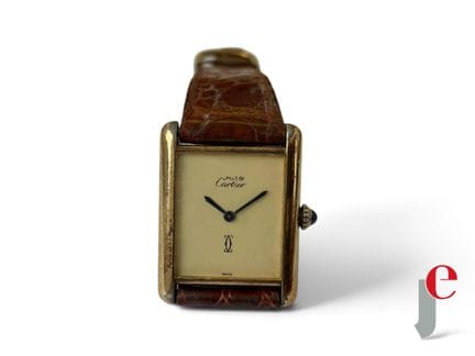 卡地亚（CARTIER），Must系列。
“Tank”款腕表，金色表盘，无时标及数字，蓝钢剑形指针，