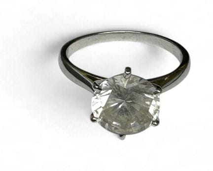 BAGUE EN OR BLANC 18k (750 millièmes) ornée d'une 